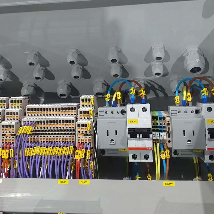 শৌক বৈদ্যুতিক নিয়ন্ত্রণ ক্যাবিনেটগুলি একত্রিত করে এবং তার