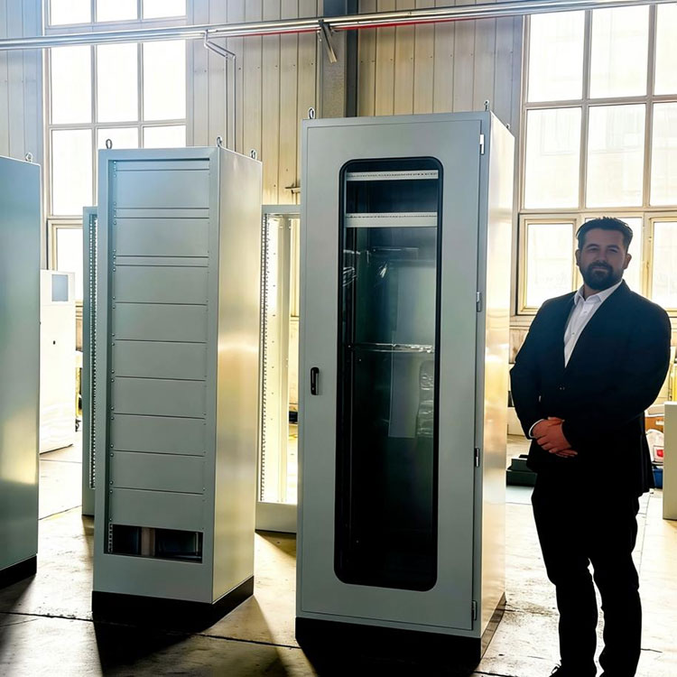 আমাদের ইউকে ইঞ্জিনিয়ারিং পার্টনারের সাথে সহযোগিতা